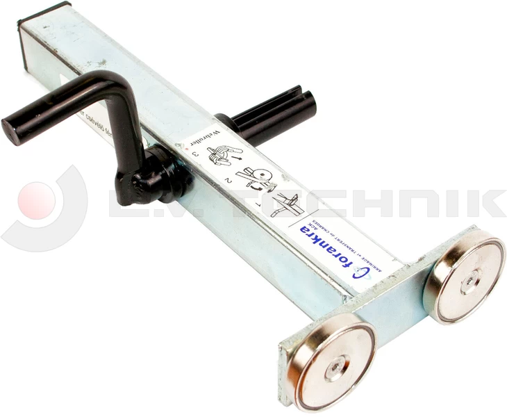 Magnetic lashing strap winder